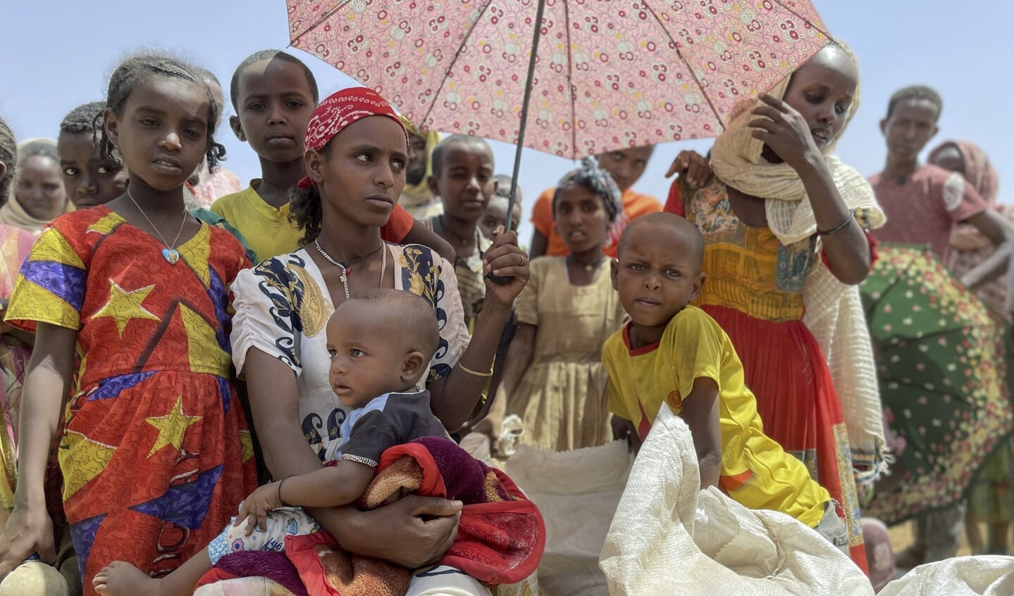 Vrouwen en kinderen wachten in Tigray op de uitreiking van noodvoedsel. Het conflict en de droogte zorgen voor hongersnood.