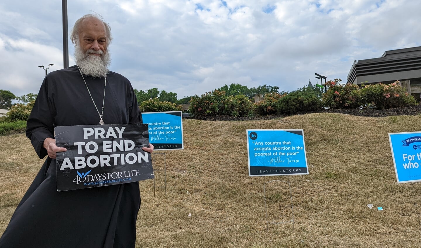 In Troy, een stad in de Amerikaanse staat New York, demonstreert de Russisch-orthodoxe priester Michael Fritz tegen progressief abortusbeleid.