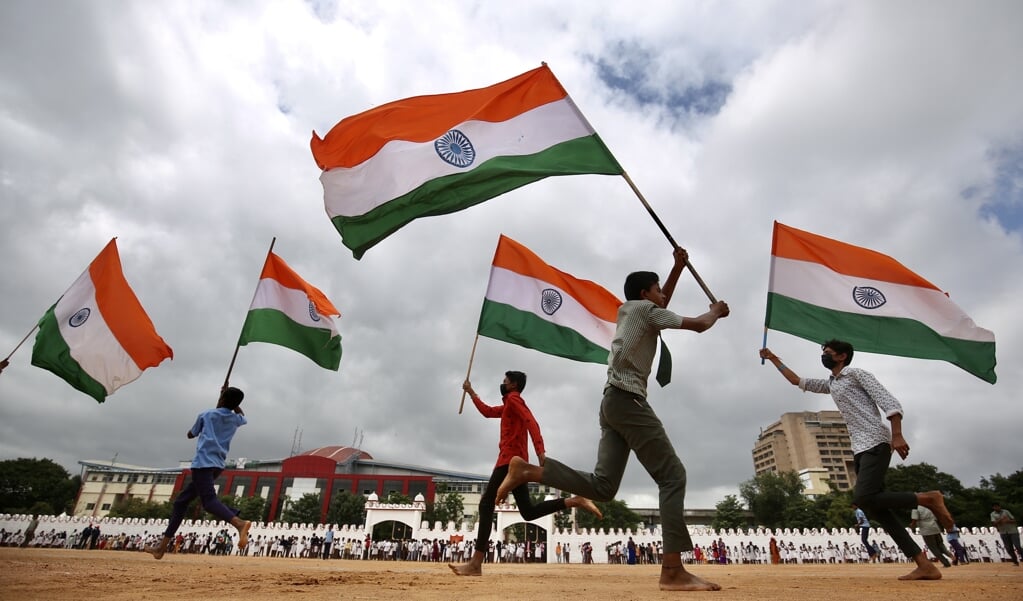 Studenten oefenen voor de viering van de 75e verjaardag van de Indiase onafhankelijkheid in Bangalore. Minister-president Narendra Modi heeft alle Indiërs opgeroepen in elk huis een nationale vlag te hebben. Hij lanceerde daartoe de campagne 'Har Ghar Tiranga' (de driekleur in elk huis). (beeld Epa / Jagadeesh)