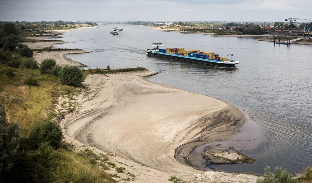 Dronefoto van de waterstand in de Rijn die gedaald is naar 6,48 meter boven NAP – een nieuw laagterecord. (beeld anp / Rob Engelaar)