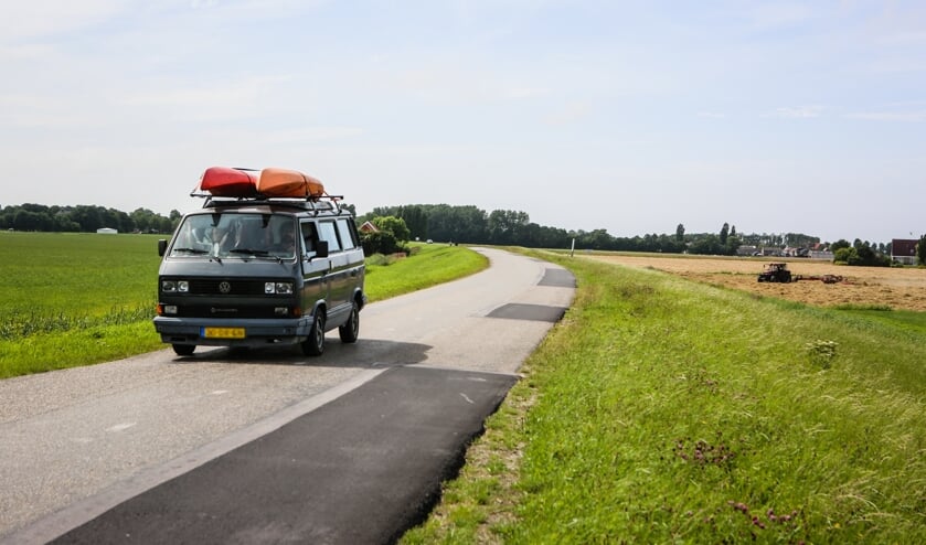 Volkswagenbusje op de Oudebildtdijk, nabij Oudebildtzijl (Noord-Friesland).