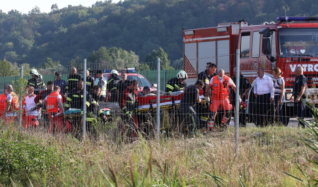 Reddingsdiensten helpen slachtoffers van het busongeluk op de Kroatische snelweg A4 ten noorden van Zagreb.   (beeld Epa / Ivan Agnezovic)
