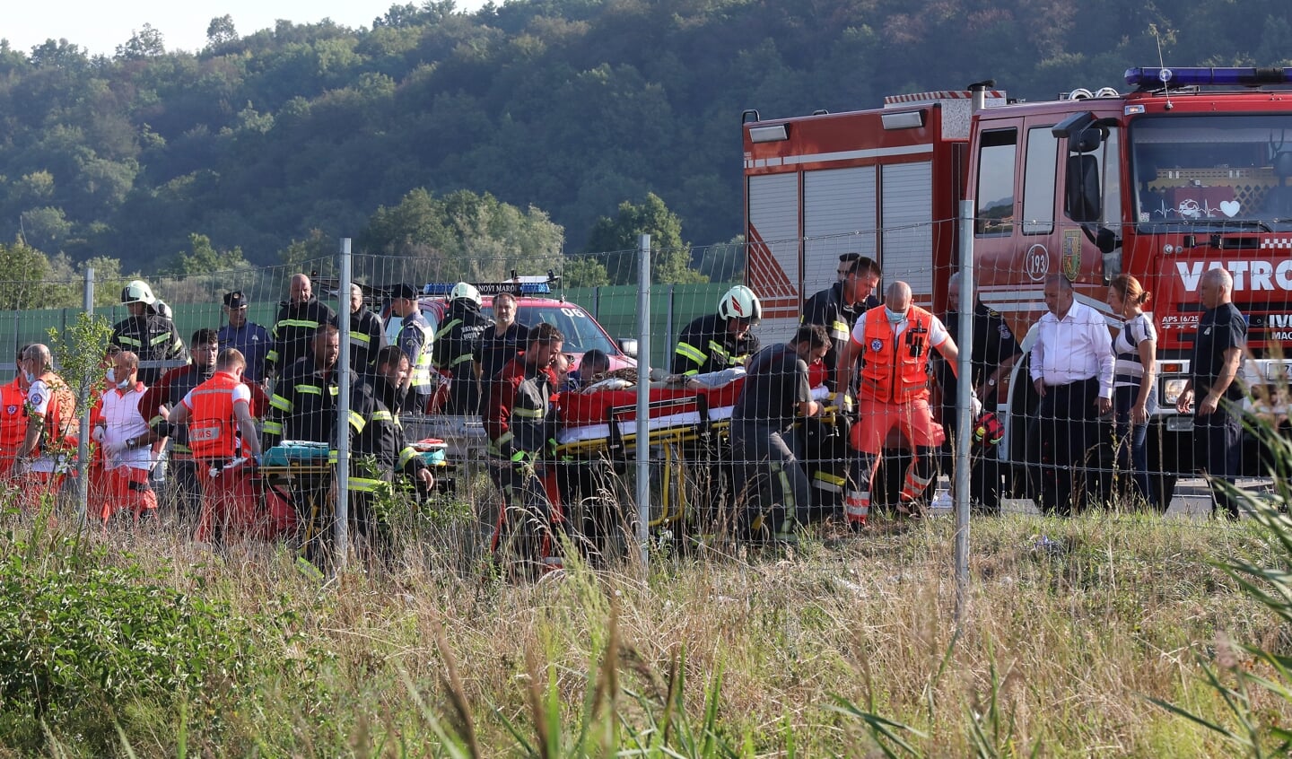 Reddingsdiensten helpen slachtoffers van het busongeluk op de Kroatische snelweg A4 ten noorden van Zagreb.