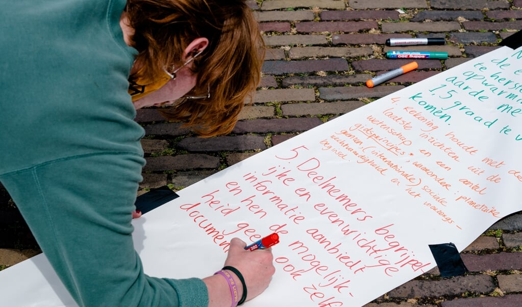 Aanhangers van De Coalitie Burgerberaad Klimaat en Milieu vroegen vorig jaar in Den Haag aandacht voor het belang van burgerinspraak bij het opstellen van maatregelen die de klimaatcrisis tegengaan.  (beeld anp / Bart Maat)