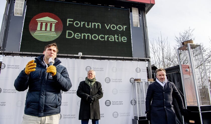 Ralf Dekker (midden) is bestuurslid van de stichting waar de Forum-scholen onder vallen. Hier is hij met partijleider Thierry Baudet (links) en Wybren van Haga op campagne voor de Tweede Kamerverkiezingen in Aalsmeer.