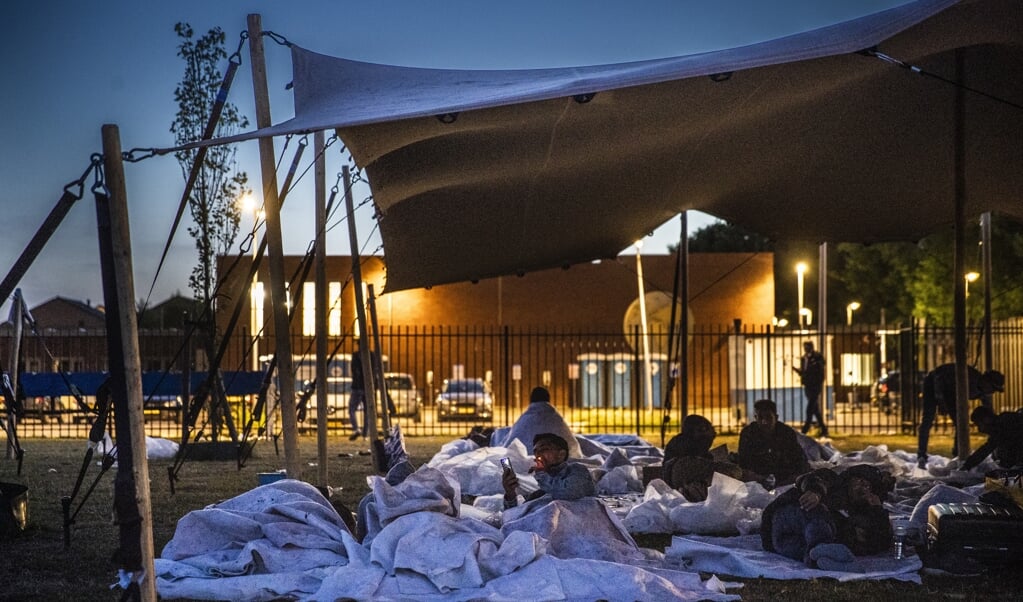 Asielzoekers slapen buiten in Ter Apel. Is de overheid nog in staat grote crises aan te pakken?  (beeld anp / Vincent Jannink)