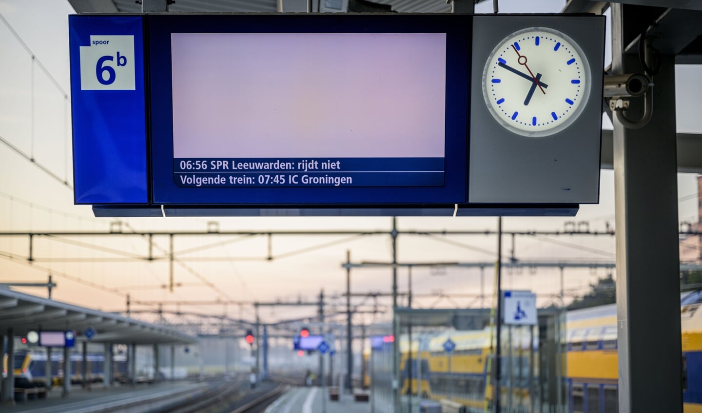 Lege informatieborden op station Zwolle tijdens een estafettestaking van 24 uur door het personeel van de Nederlandse Spoorwegen.