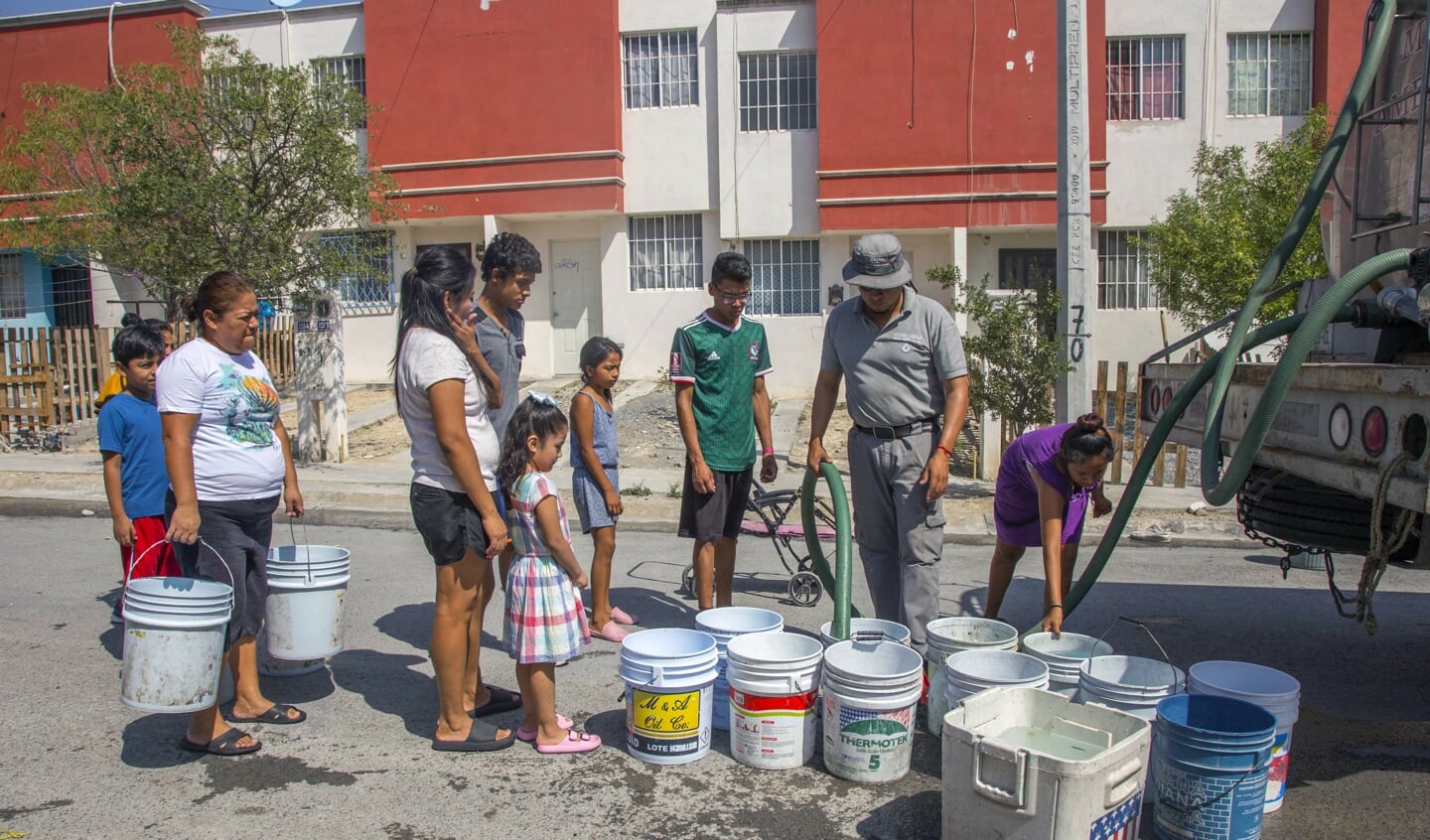Inwoners van de Mexicaanse staat Nuevo Leon staan in de rij voor een tankwagen om drinkwater te krijgen.