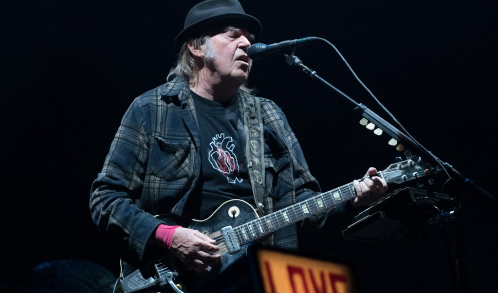 Neil Young tijdens een optreden in 2018.  (beeld afp / Alice Chiche)