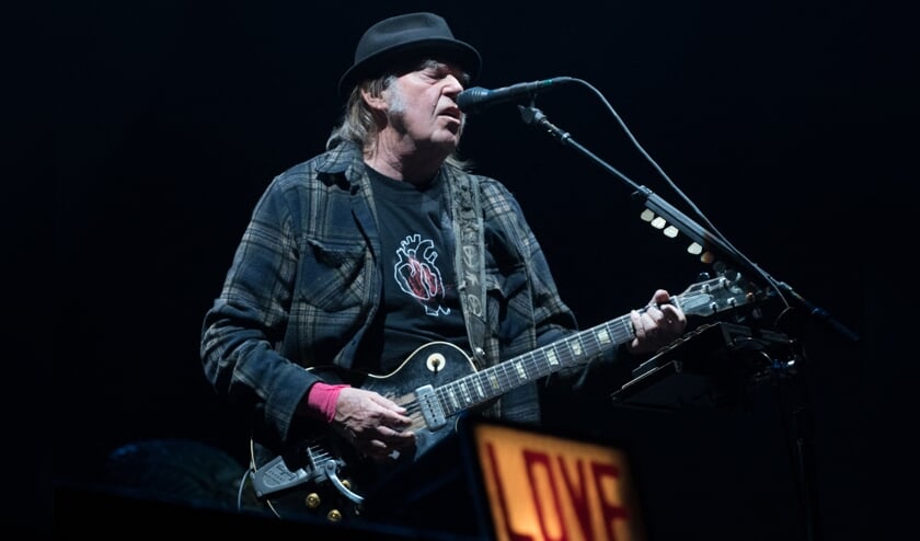 Neil Young tijdens een optreden in 2018.