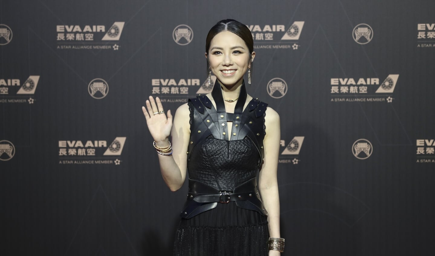 G.E.M. was de eerste Chinees-sprekende zangeres waarvan de video’s meer dan 200 miljoen keer bekeken waren op YouTube.