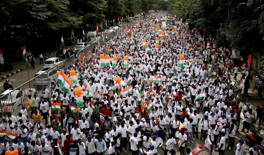 De onafhankelijkheidsdag werd onder meer met Vrijheidsmarsen gevierd, zoals hier in Bangalore.  (beeld epa / Jagadeesh nv)