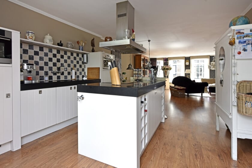 In hartje centrum Wijk bij Duurstede staat een appartement met twee woonlagen te koop.