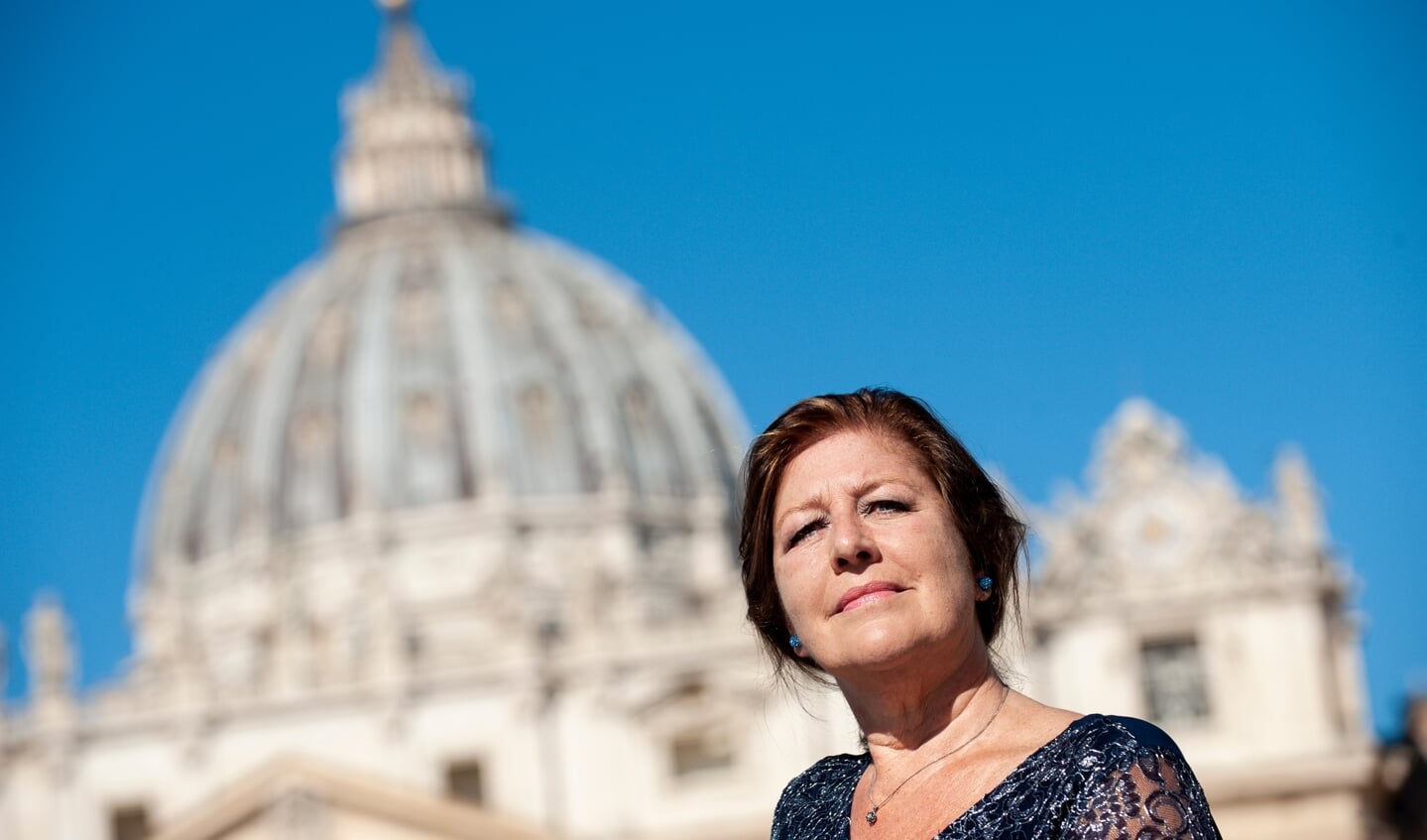 Caroline Weijers, scheidend ambassadeur van het Koninkrijk der Nederlanden bij de Heilige Stoel op het Sint-Pietersplein in Rome.