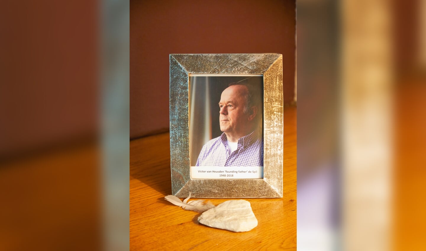 In de woonkamer staat een foto van Victor van Heusden, de inmiddels overleden oprichter van De Spil.