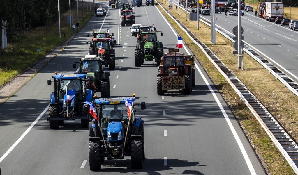 Actievoerende boeren op het verkeersknooppunt Azelo van de A35 en de A1.   (beeld anp / Vincent Jannink)