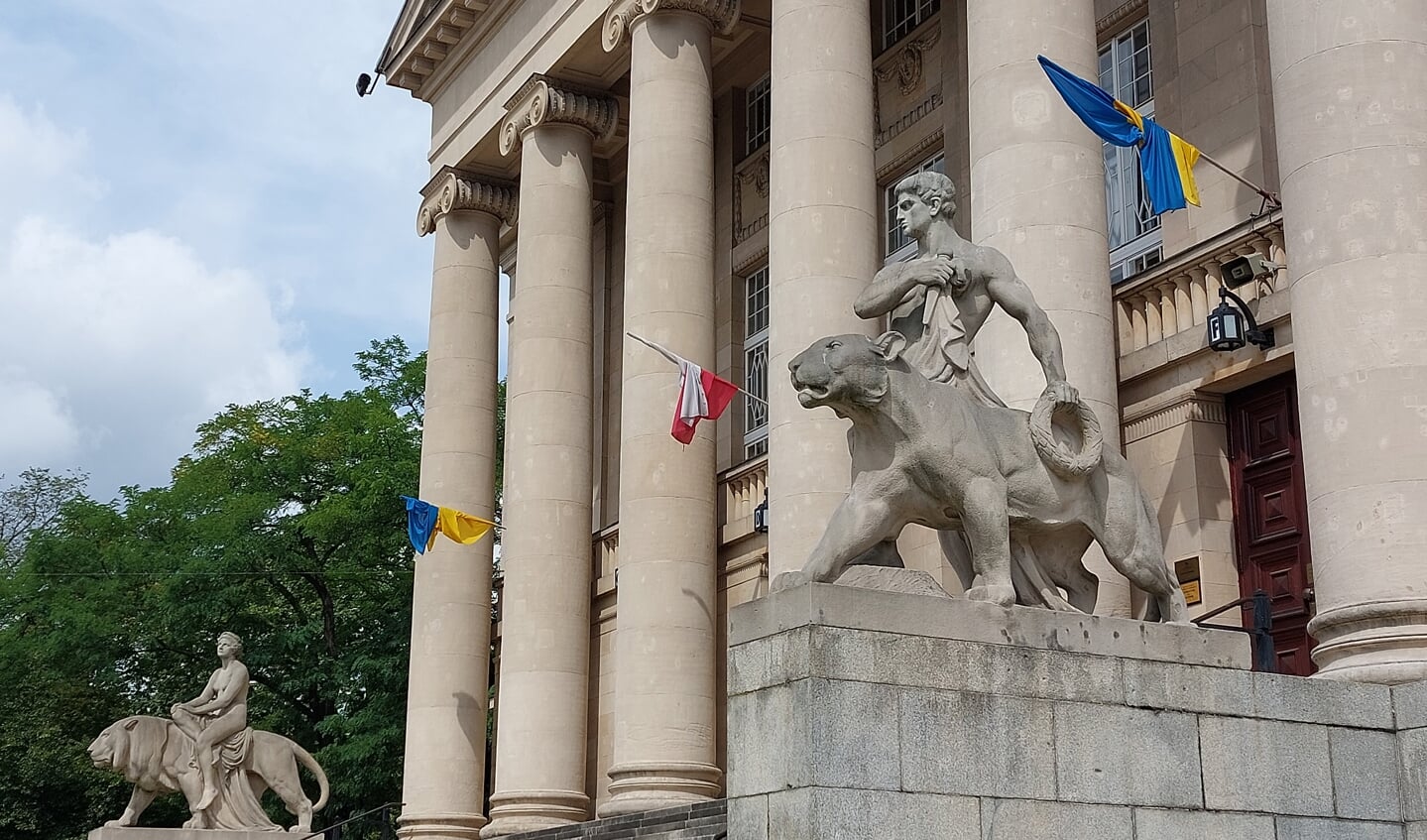 Oekraïense vlaggen aan het operagebouw in Poznan illustreren de positie van de Polen in de strijd tegen Rusland.