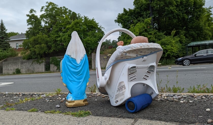 Bij het protest schalt het 'Ave Maria' uit geluidsboxen en pal naast de vijfbaansweg staat een maxi-cosi met twee plastic baby's.