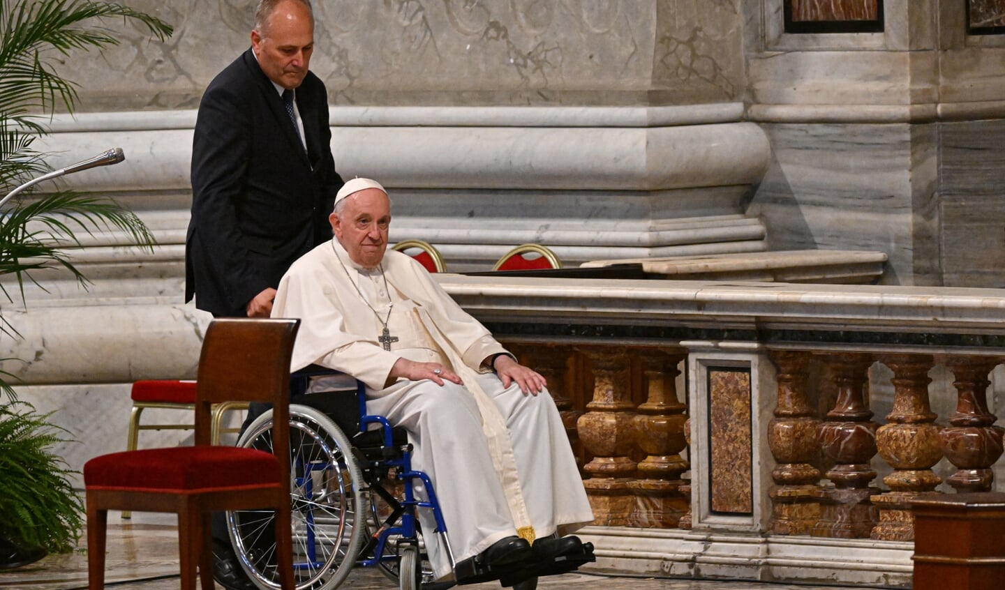 Paus Franciscus bij binnenkomst in de Sint-Pietersbasiliek voor de afsluitende eucharistieviering van het consistorie dat maandag en dinsdag bijna 197 kardinalen en andere geestelijken bijeenbracht in het Vaticaan.