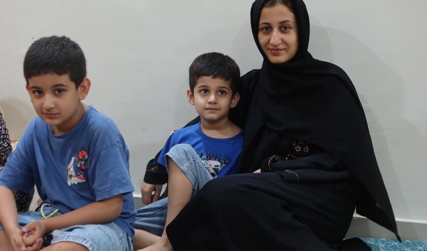Mursal Sakhizada, voorheen onderwijzeres, met haar twee kinderen. 'Weduwen worden gedwongen met Taliban soldaten te trouwen.'