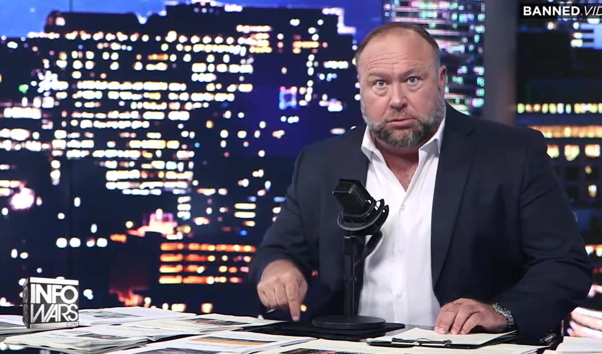 Volgens Alex Jones zijn de rechter, de juristen en de rechtbank in de zaak tegen hem 'demonisch bezeten' door 'de cultideologie van de Nieuwe Werereldorde'.