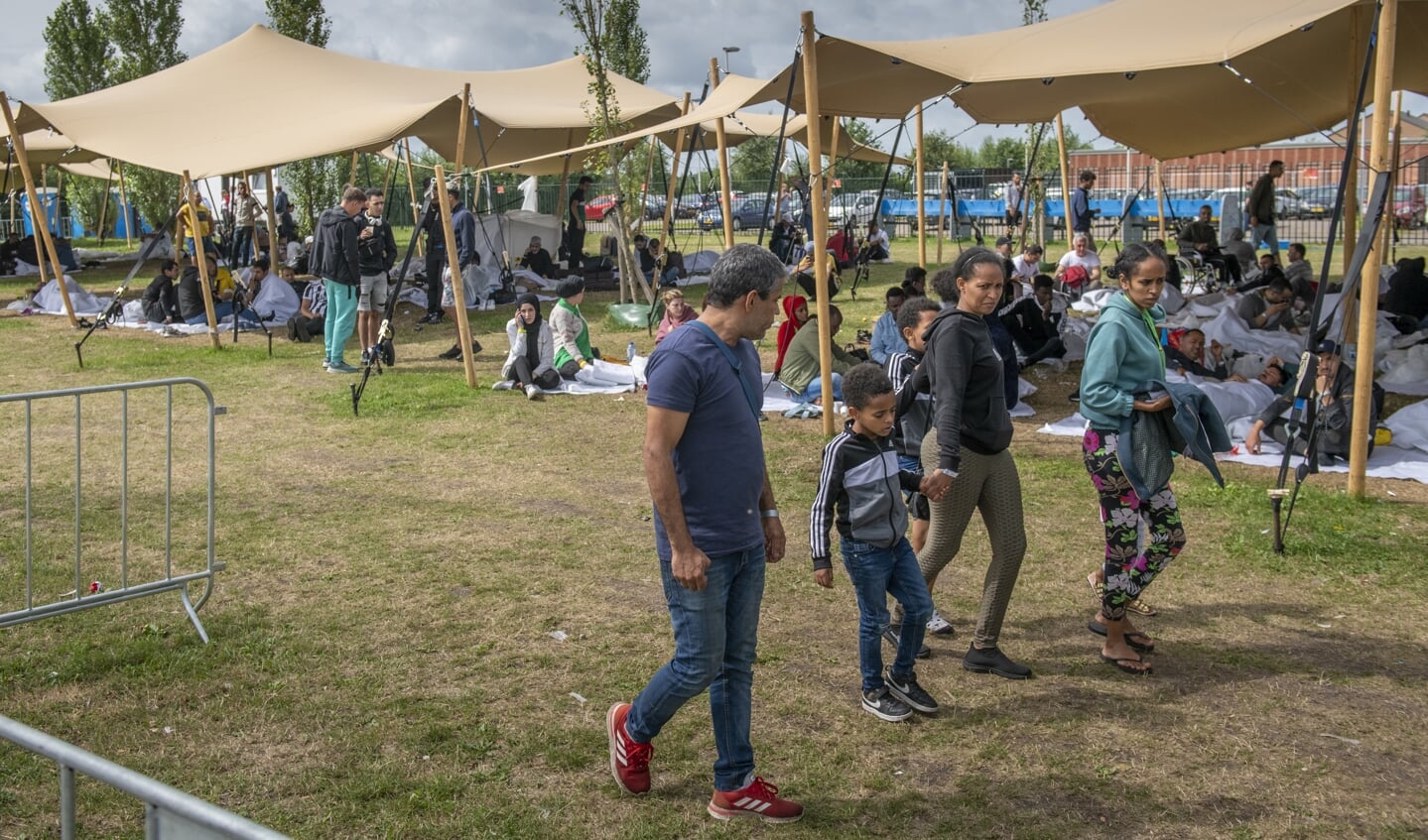 Asielzoekers bij het aanmeldcentrum.