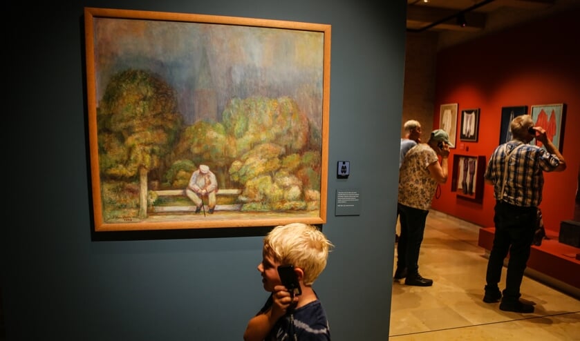 Het Jopie Huisman-museum met op de achtergrond schilderij 'Oude Yde'.