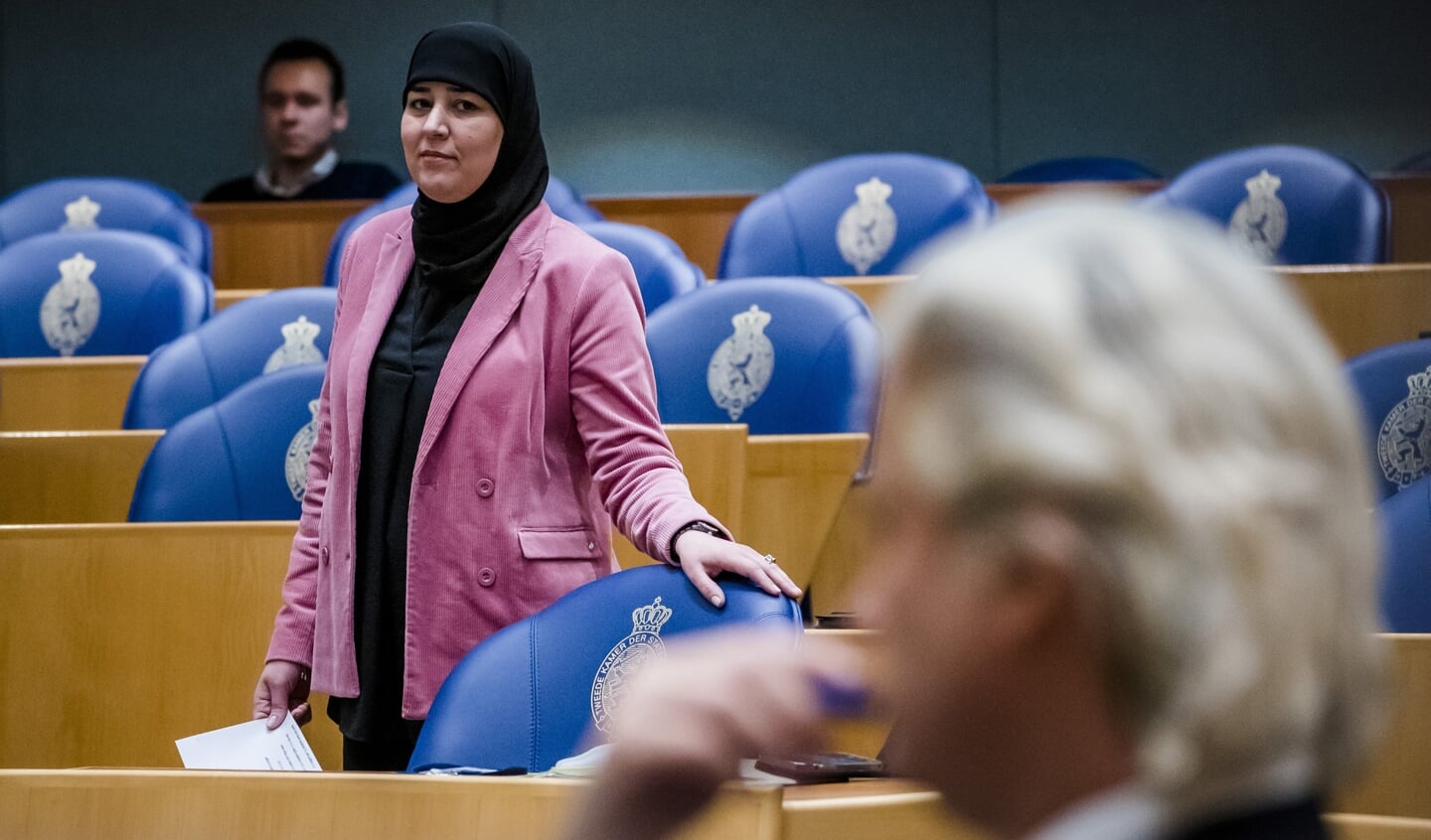 Geert Wilders (PVV) vergeleek Fonda Sahla (D66) vorig jaar met een ISIS-strijder. Polarisatie draagt volgens recent gepubliceerd onderzoek bij aan de discriminatie van moslimvrouwen tijdens het solliciteren.