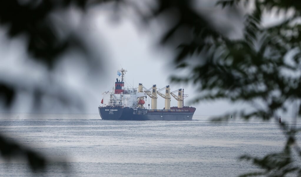 Een bulkschip voor de kust van Odessa met meer dan 23.000 ton graan aan boord. Sinds kort mag Oekraïne weer graan uitvoeren die maandenlang in de opslag was blijven liggen.   (beeld epa)