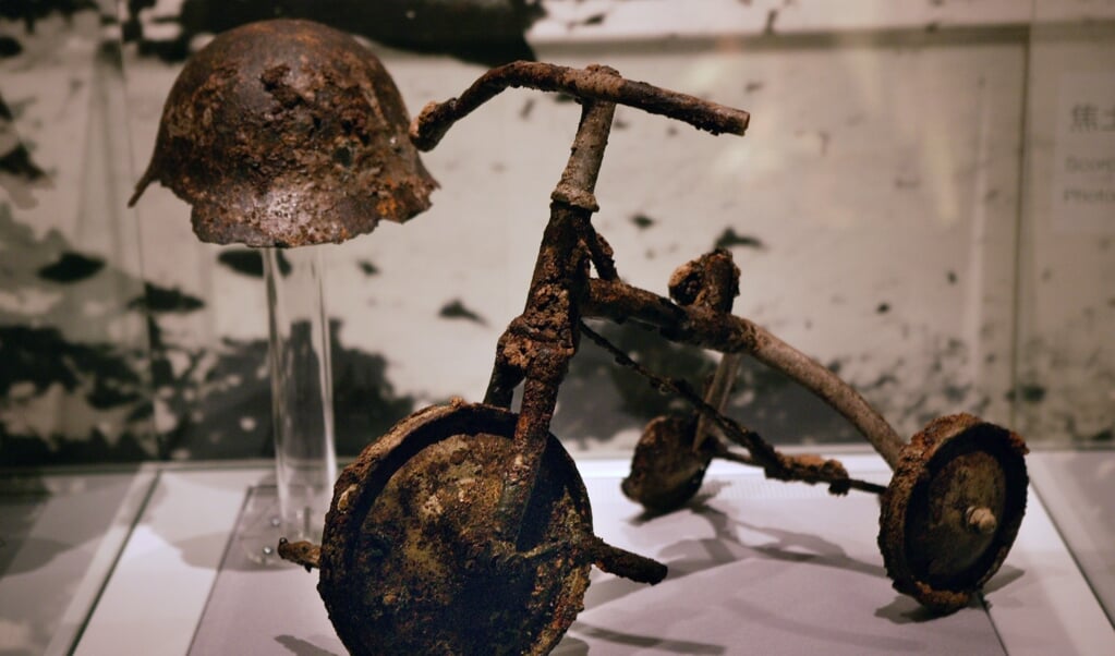 Op zes augustus 1945 fietst Shinichi op zijn driewieler door de straat naast zijn huis in Hiroshima. Hij is op dat moment drie jaar en elf maanden oud. (beeld anp / Polaris Images)