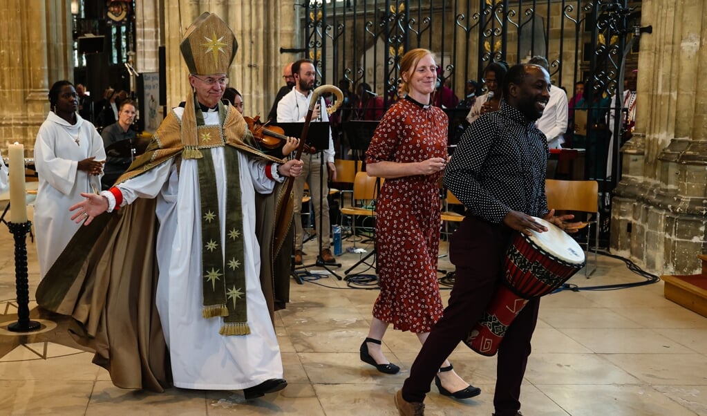 Aartsbisschop Justin Welby met leden van de worshipband, bij de slotviering van de Lambeth-conferentie zondagmiddag.  (beeld Ian Walton for The Lambeth Conference)