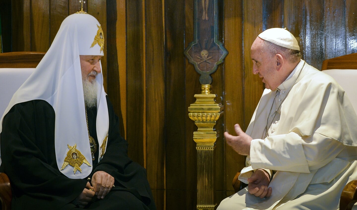 Patriarch Kirill (links) en paus Franciscus (rechts) tijdens hun historische ontmoeting op 12 februari 2016 op het vliegveld van Havana (Cuba). Het was de eerste keer in de geschiedenis dat een kerkleider van Rome en een kerkleider van Moskou elkaar ontmoetten. 