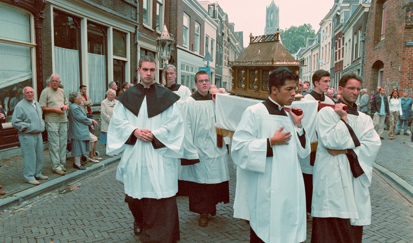 De Willibrordprocessie trok ook in het jaar 2003 van het standbeeld van Willibrord op het Janskerkhof langs de Domkerk naar de rooms-katholieke Sint Catharinakathedraal.
