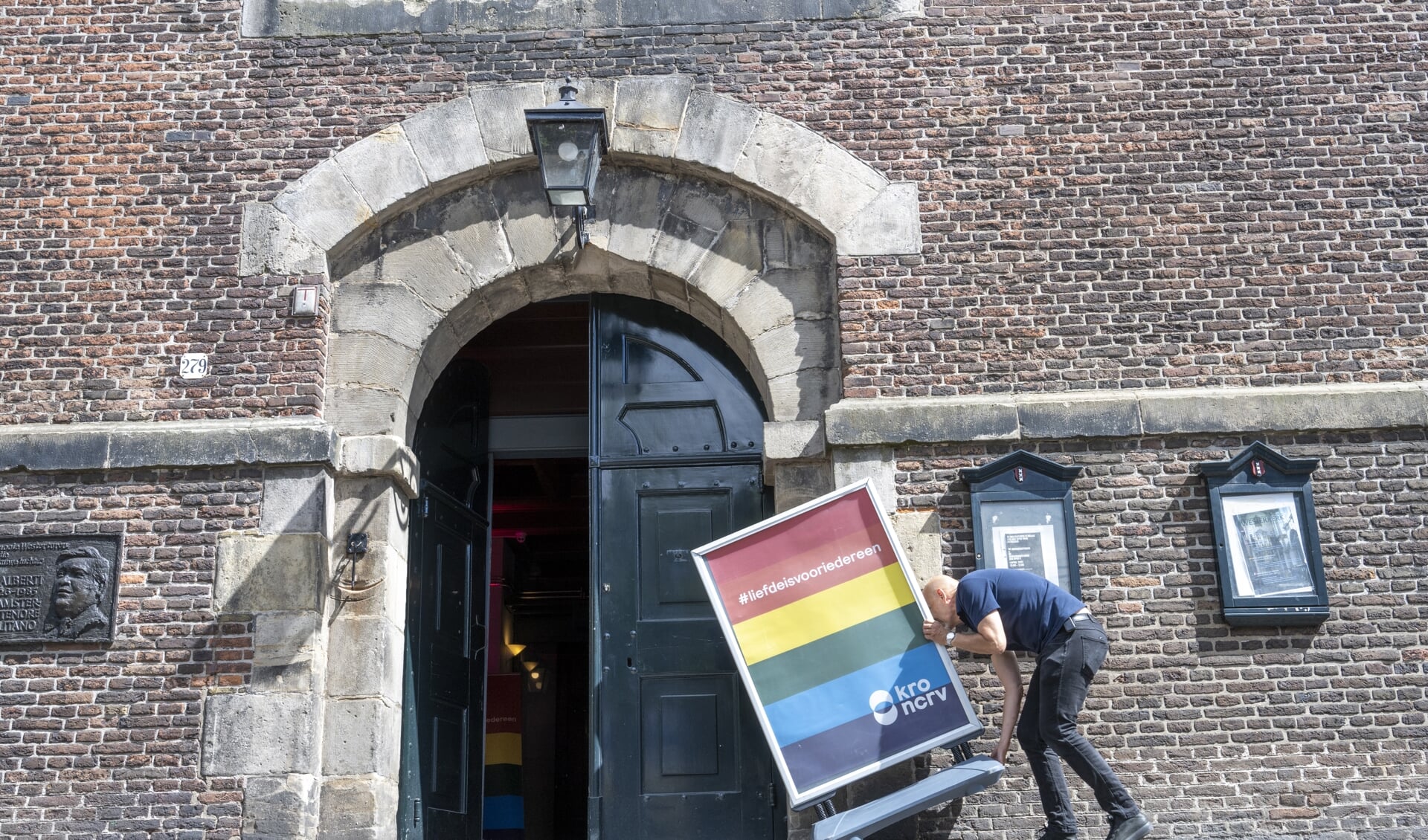 'Liefde is voor iedereen' staat er op het bord voor de Amsterdamse Westerkerk. De meeste christelijke ethici erkennen tegenwoordig dat genderdysforie een medisch probleem is.
