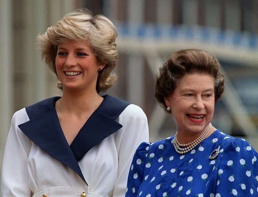Diana (links), en de Britse koningin Elizabeth II in 1987