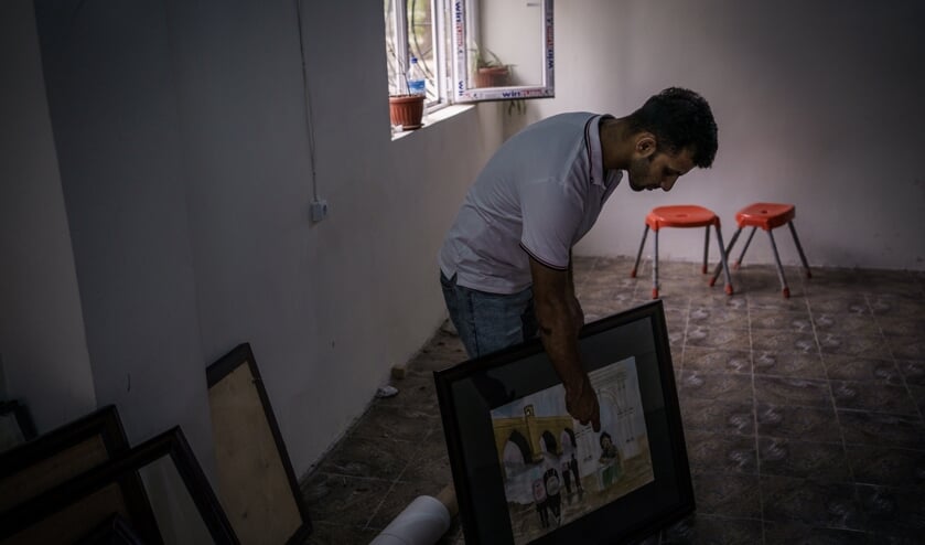 Omar Khammosh in zijn inmiddels gesloten kunstgalerie.