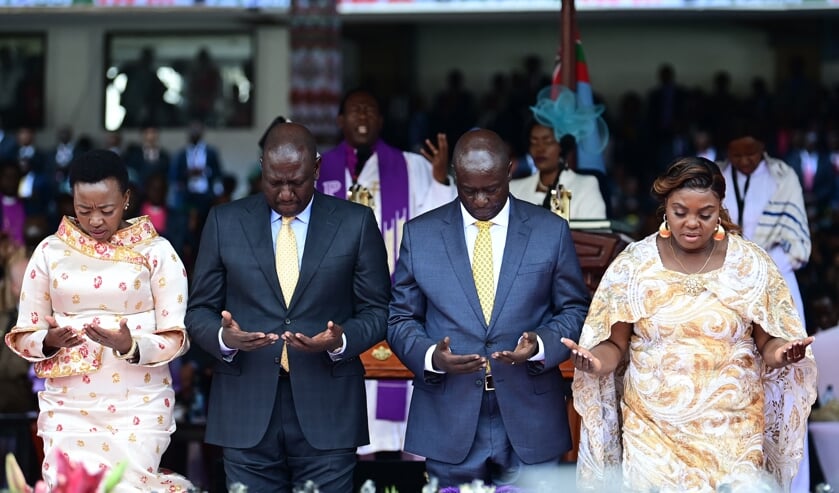 De Keniaanse president William Ruto, vicepresident Rigathi Gachagua en hun vrouwen Rchel en Dorcas bidden tijdens de inhuldiging in Nairobi.