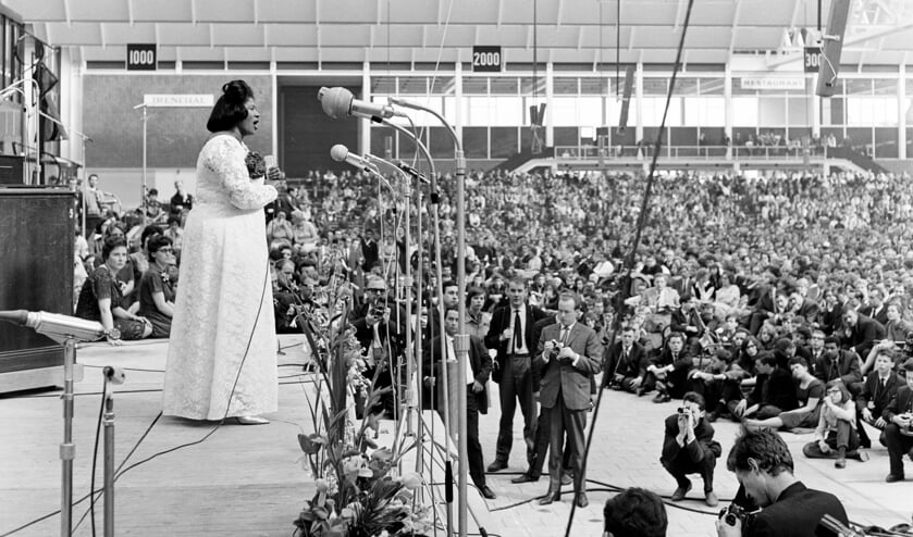 Mahalia Jackson zingt op het evenement Palaver ‘64 in de Utrechtse Jaarbeurs. L.H. Hofland, 7 mei 1964, Utrecht, Het Utrechts Archief.