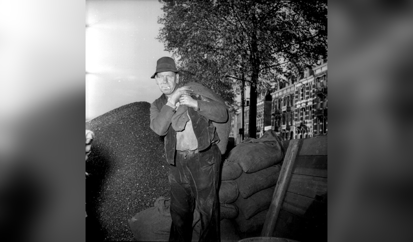 Een kolenboer op de Weesperzijde in Amsterdam, 24 oktober 1951.