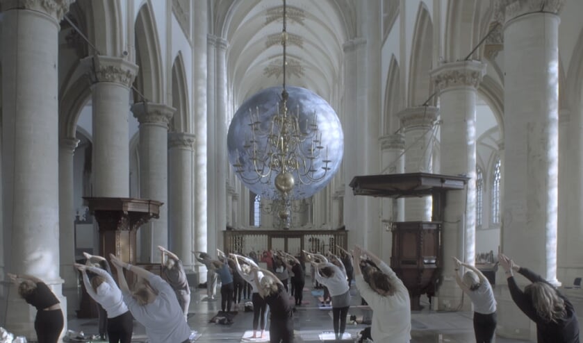 Beeld van een yogales in de Grote Kerk van Breda uit de documentaire van Machiel van Hoek.