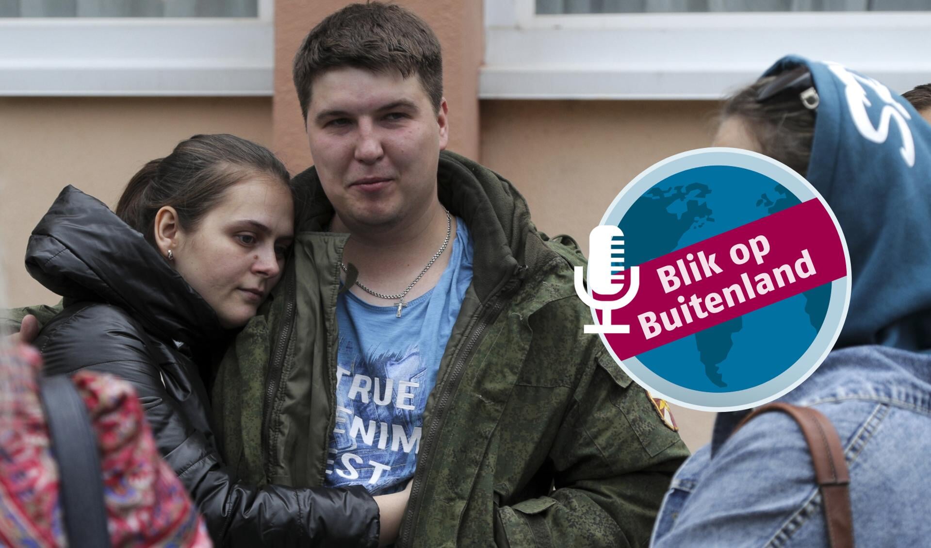 Russische soldaten nemen afscheid van familie.