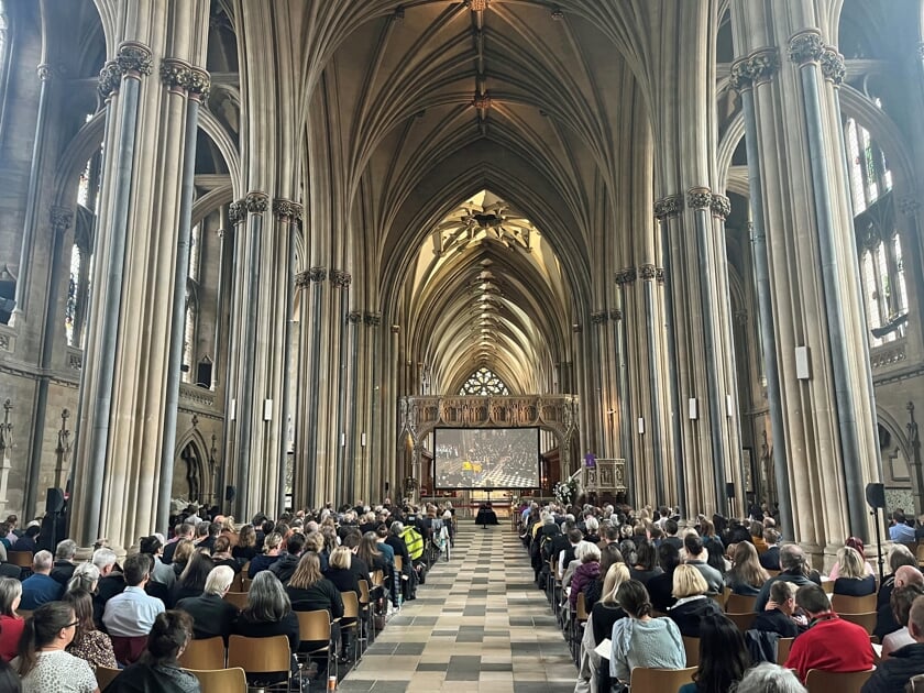 In Bristol Cathedral werd gekeken naar de begrafenis van Elizabeth II..