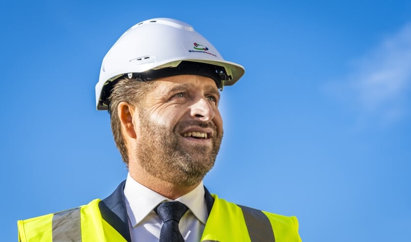 Minister Hugo de Jonge (Volkshuisvesting en Ruimtelijke Ordening) tijdens een rondleiding op een bouwplaats.