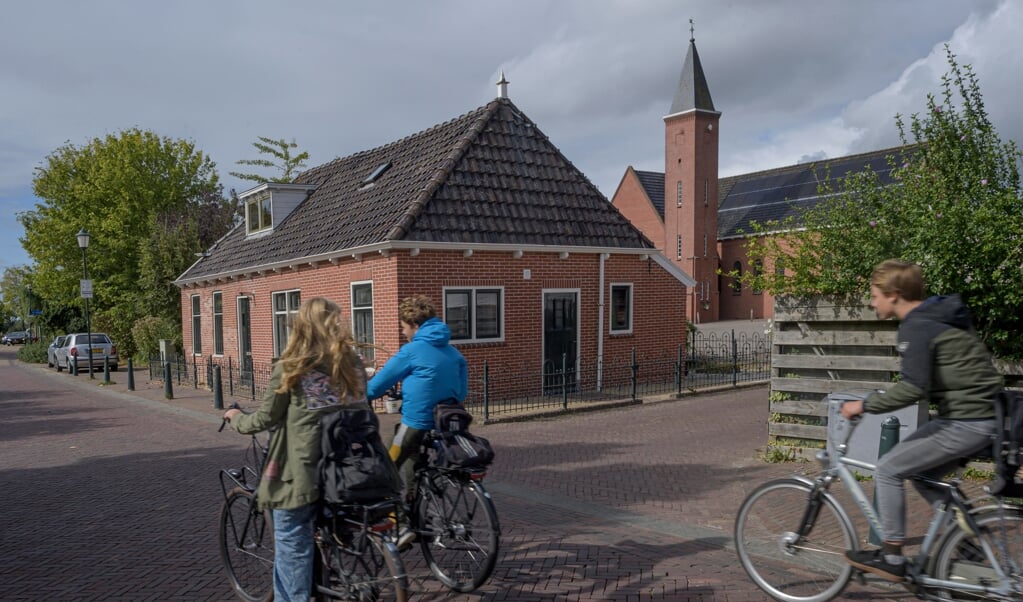 De bedden staan klaar voor vluchtelingen in de kerk van Enumatil, maar er slaapt nog niemand. (beeld Duncan Wijting)