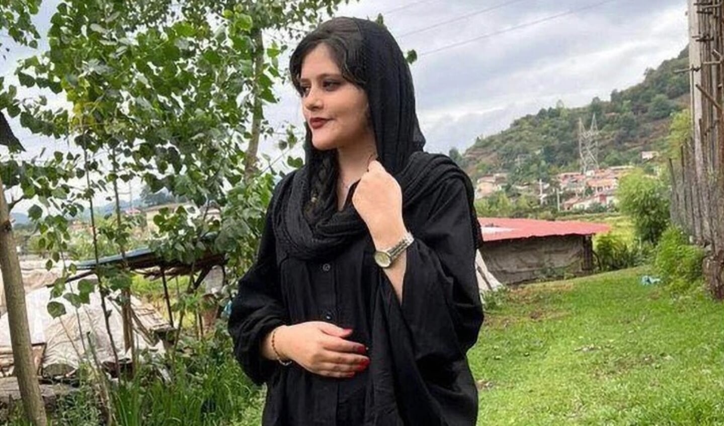 De 22-jarige Mahsa Amini overleed vorige week in het ziekenhuis nadat ze door de Iraanse zedenpolitie was opgepakt. Amini droeg geen hijab.