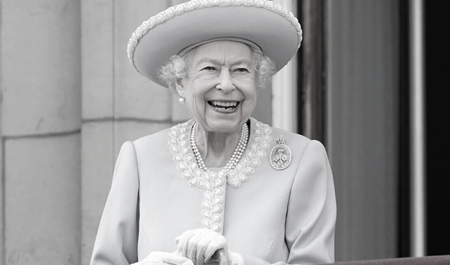 Koningin Elizabeth II op het balkon van Buckingham Palace op de eerste dag van de viering van haar Platinum Jubileum, 6 februari 2022.