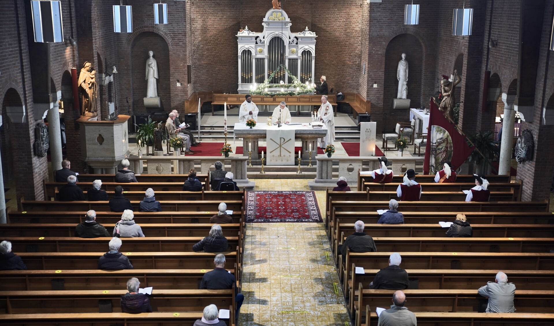 Doordat er weinig priesters beschikbaar zijn, kan er niet meer elke week een eucharistieviering gehouden worden in de Limburgse kerken.