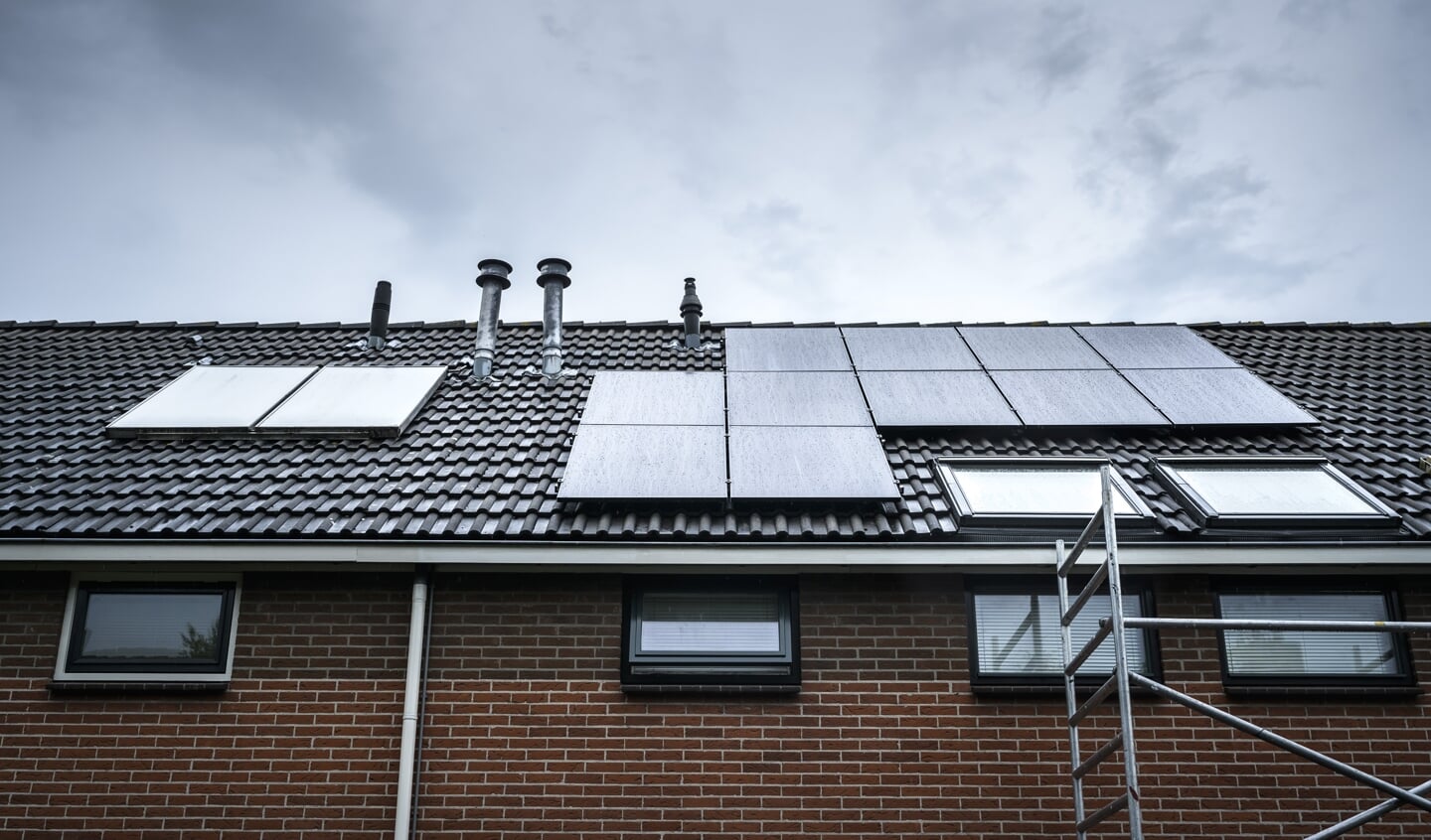 Zonnepanelen op het dak van een woning. Door de hoge energieprijs zijn panelen razend populair. 