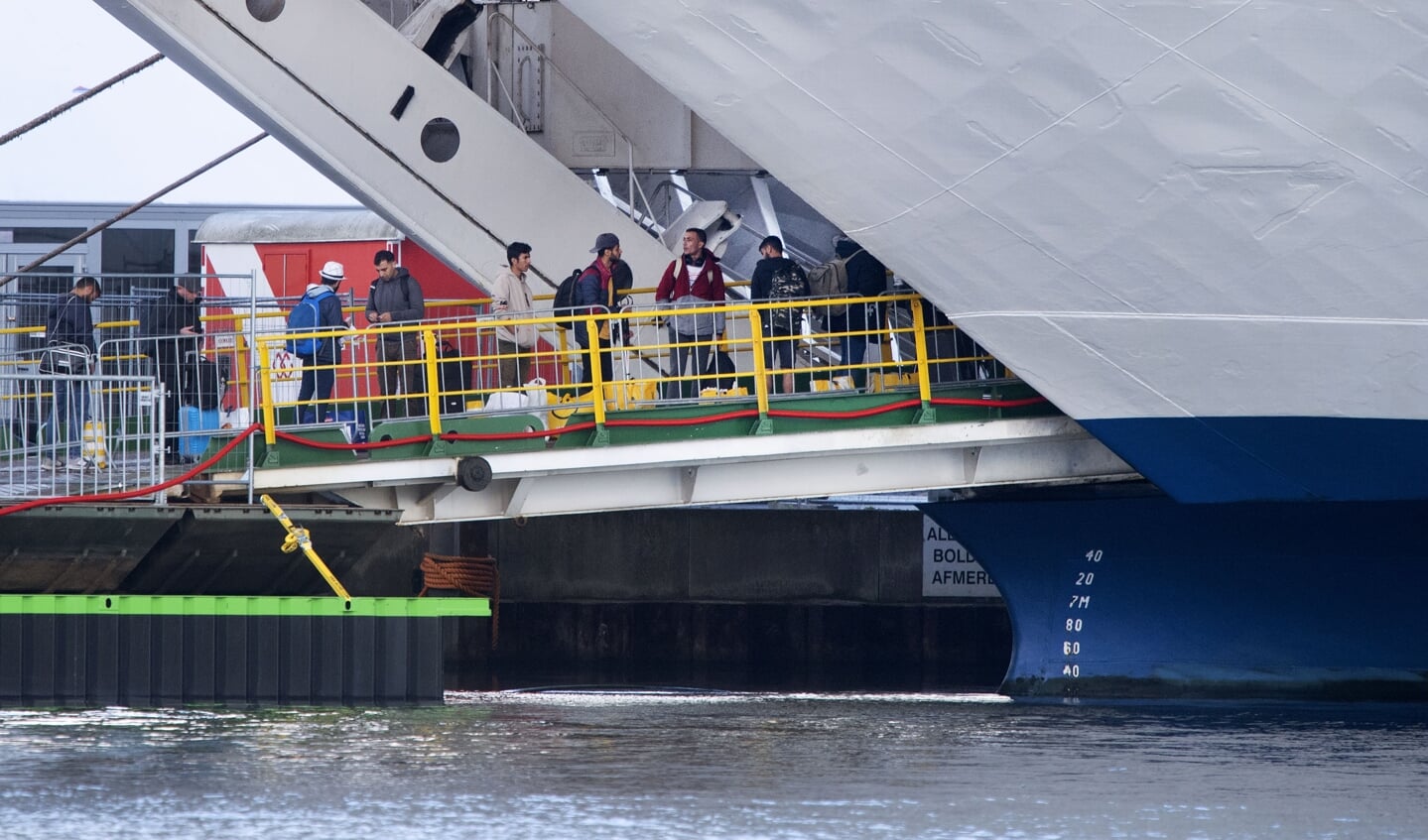 De eerste asielzoekers komen aan op de Estlandse cruiseferry Silja Europa.