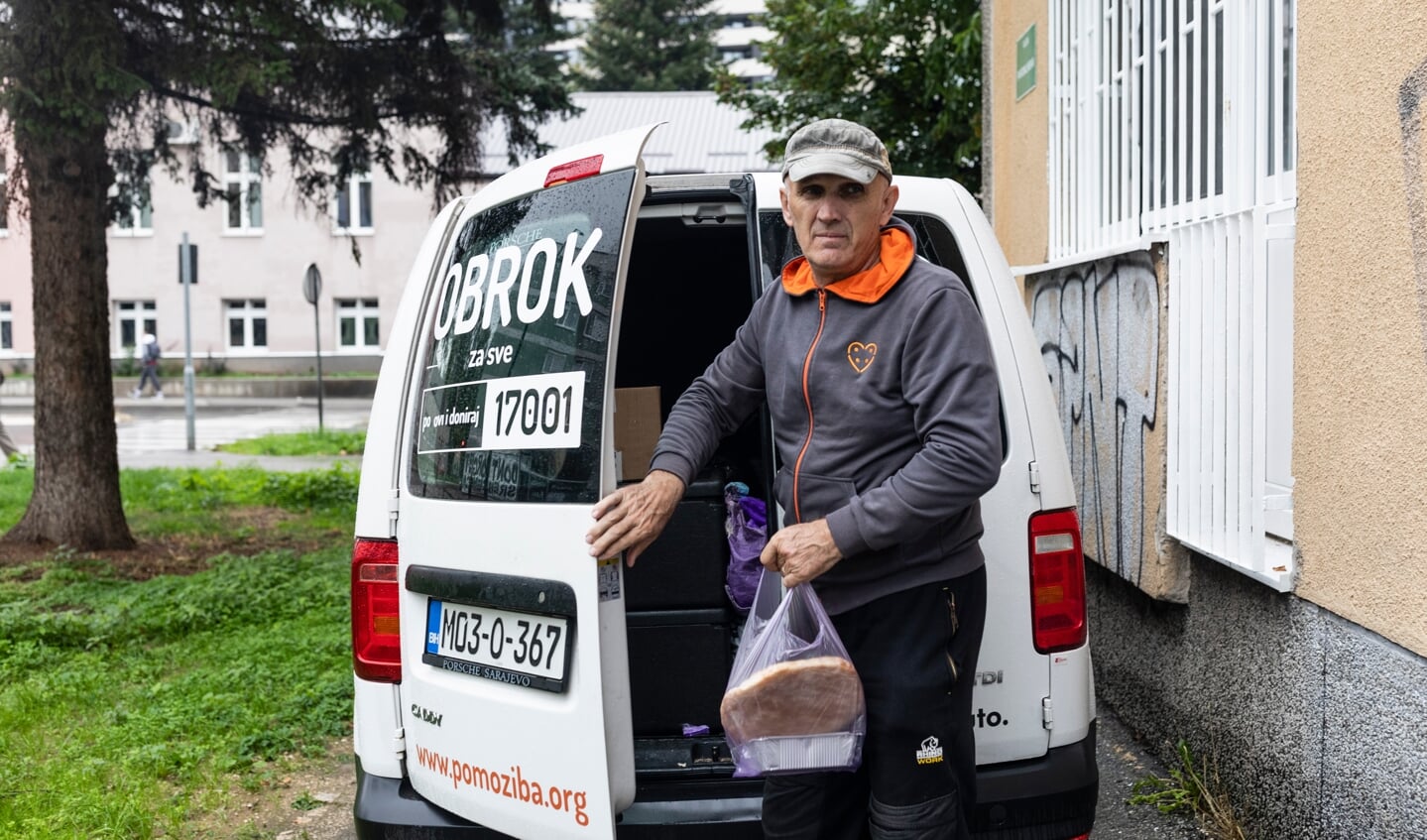 Elke dag bezorgt Mirsad Strševic maaltijden bij hulpbehoevende Bosniërs.